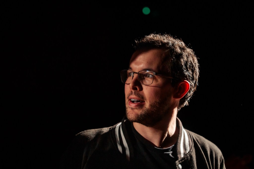 Comédien sous un projecteur